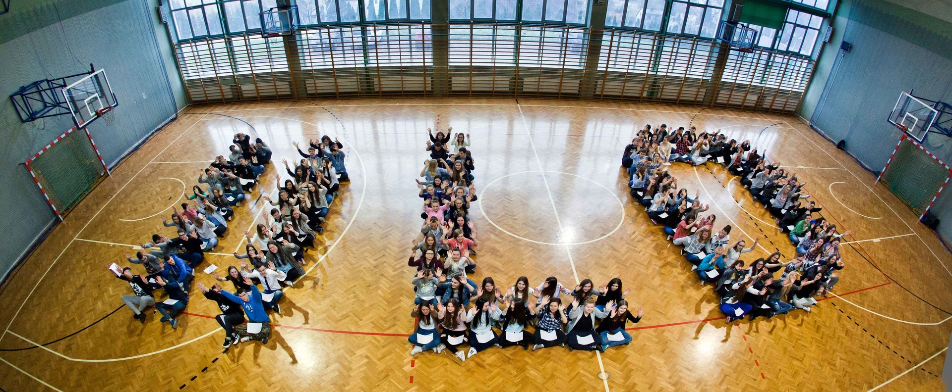 Grupowe zdjęcie uczniów tworzących napis II LO