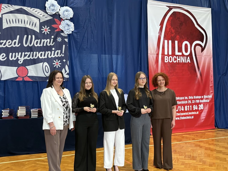 uczennice odznaczone statuetką Orzeł nad orłami z paniami dyrektor