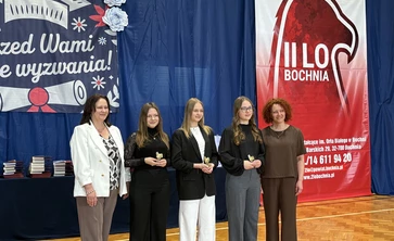 uczennice odznaczone statuetką Orzeł nad orłami z paniami dyrektor