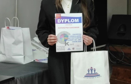 uczennica z dyplomem za 1 miejsce