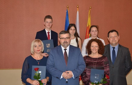 Na zdjęciu nagrodzeni uczniowie, nauczyciele oraz wręczający nagrody starosta