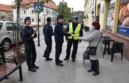 uczniowie klasy mundurowej rozmawiają z przechodniami