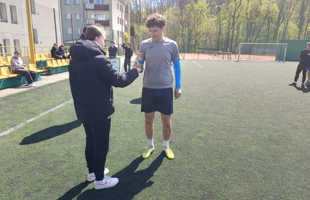 przedstawiciel drużyny odbiera nagrodę