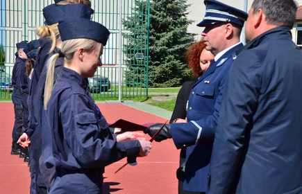 wręczanie wyr&oacute;żnień dla uczni&oacute;w klas mundurowych