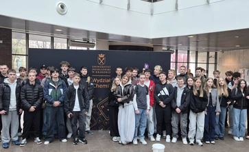 uczniowie na wydziale chemii UJ