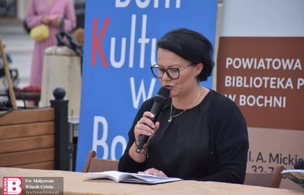 Narodowe Czytanie 2025 na bocheńskim Rynku nasza nauczycielka