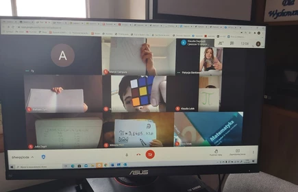 Ekran komputera, na którym znajdują się uczniowie biorący udział spotkaniu online