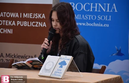 Narodowe Czytanie 2025 na bocheńskim Rynku nasza  uczennica