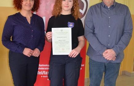 laureatka olimpiady wiedzy o prawie z dyrektorem i nauczycielem Wos-u