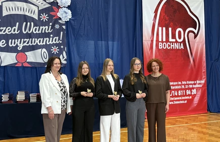 uczennice odznaczone statuetką Orzeł nad orłami z paniami dyrektor