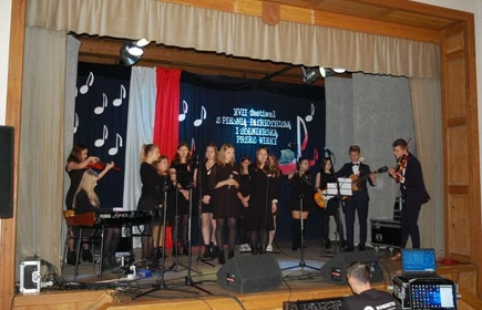 Na zdjęciu szkolny zespół podczas wykonywania utworu.