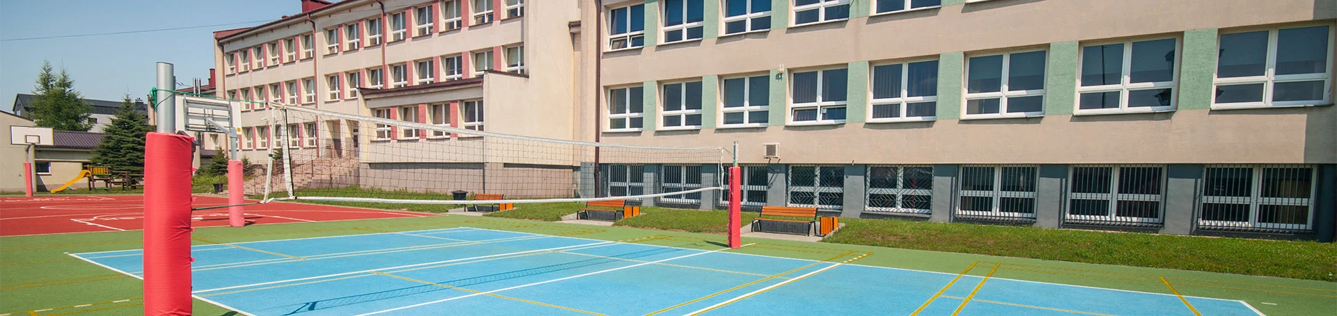 Widok na boiska do siatkówki i koszykówki.