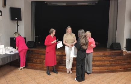 wręczenie nagrody uczennicy za 1 miejsce