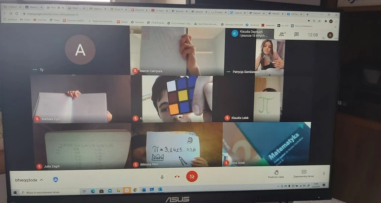 Ekran komputera, na którym znajdują się uczniowie biorący udział spotkaniu online