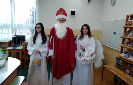 Licealistki przebrane za aniołki oraz Św. Mikołaj