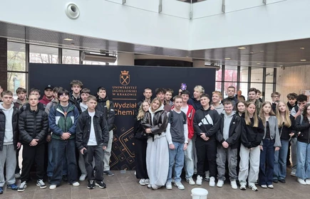 uczniowie na wydziale chemii UJ