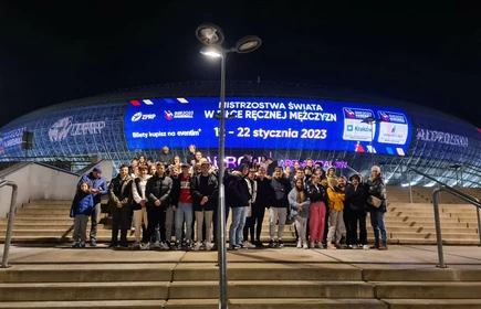 grupa uczniów przed Tauron Areną w Krakowie