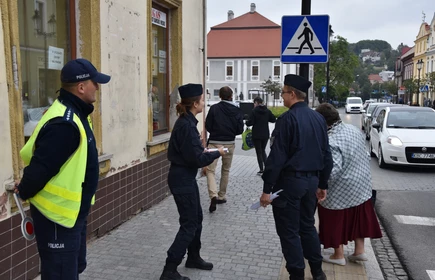uczniowie klasy mundurowej rozmawiają z przechodniami