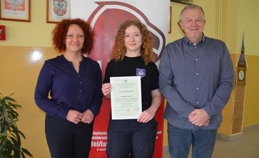 laureatka olimpiady wiedzy o prawie z dyrektorem i nauczycielem Wos-u