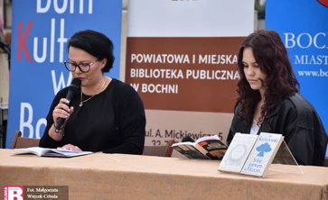 Narodowe Czytanie 2025 na bocheńskim Rynku nasza nauczycielka i uczennica