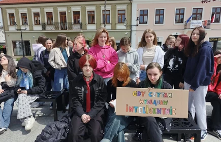 uczennice na rynku w Bochni podczas czytelniczego flash mobu