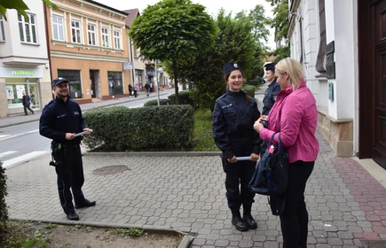 uczniowie klasy mundurowej rozmawiają z przechodniami