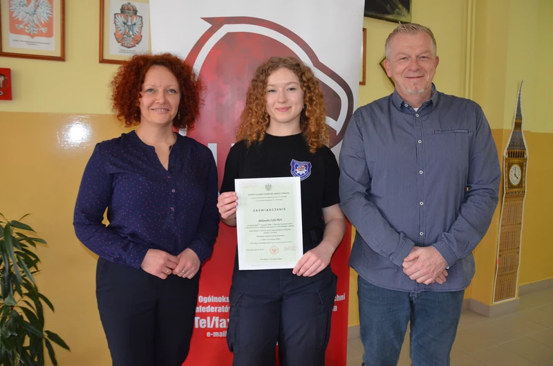 laureatka olimpiady wiedzy o prawie z dyrektorem i nauczycielem Wos-u