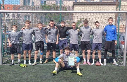 drużyna chłopc&oacute;w na zawodach piłki nożnej