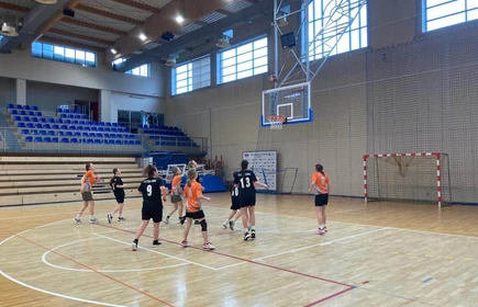 drużyna koszykarek na zawodach rejonowych