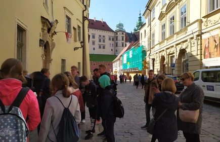 Grupowe zdjęcie podczas zwiedzania Krakowa