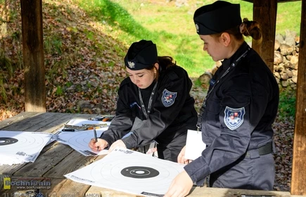 10 strzałów ku chwale Ojczyzny uczennice klasy mundurowej