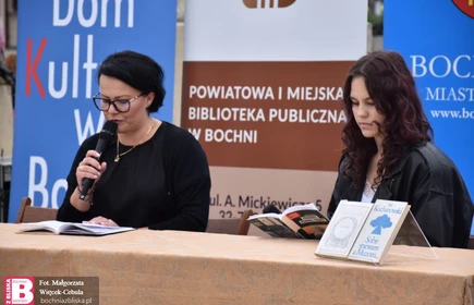 Narodowe Czytanie 2025 na bocheńskim Rynku nasza nauczycielka i uczennica