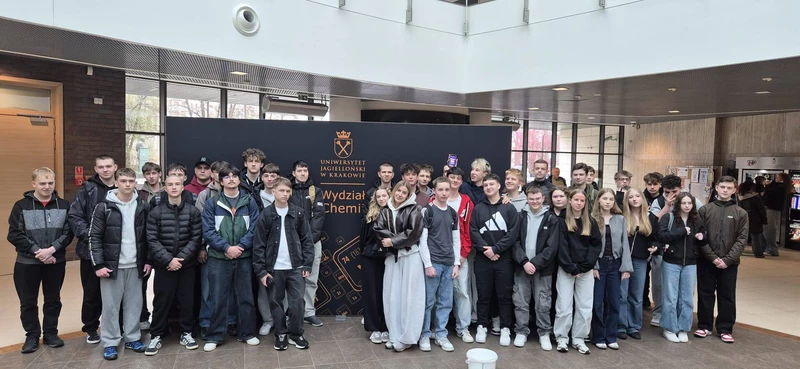 uczniowie na wydziale chemii UJ