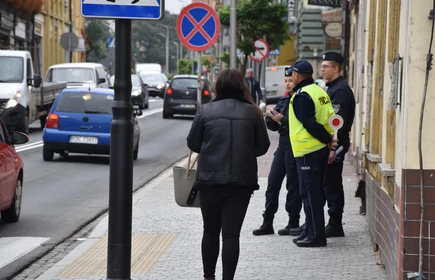uczniowie klasy mundurowej rozmawiają z przechodniami