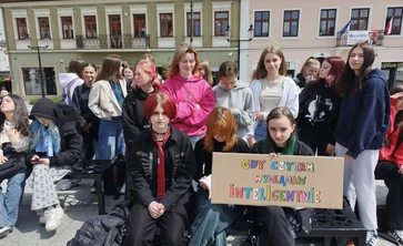 uczennice na rynku w Bochni podczas czytelniczego flash mobu