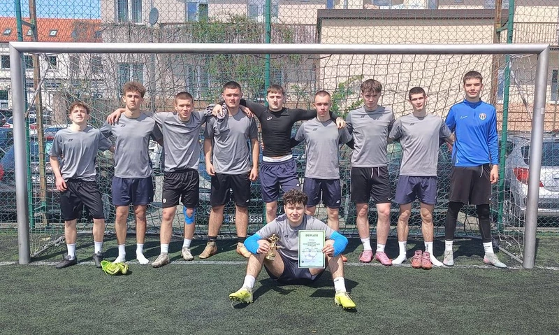 drużyna chłopców na zawodach piłki nożnej