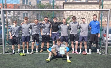 drużyna chłopców na zawodach piłki nożnej