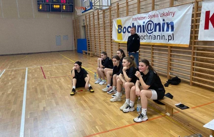 drużyna koszykarek na zawodach rejonowych