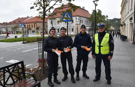 uczniowie klasy mundurowej z funkcjonariuszem policji