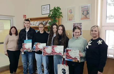 laureaci i opiekunowie konkursu Symbole narodowe w moim sercu